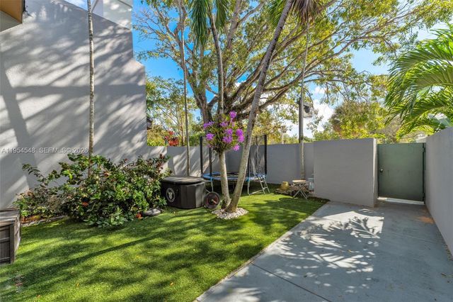 6611 SW 72nd St 38, South Miami, FL 33143