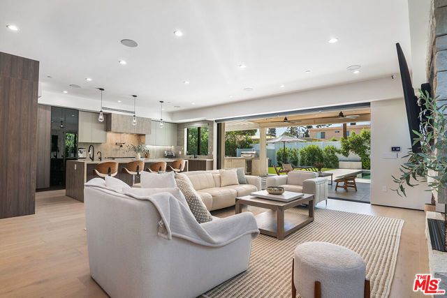 5529 Greenbush Avenue, Sherman Oaks, CA 91401