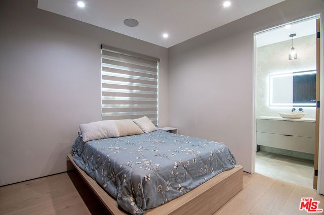 5529 Greenbush Avenue, Sherman Oaks, CA 91401