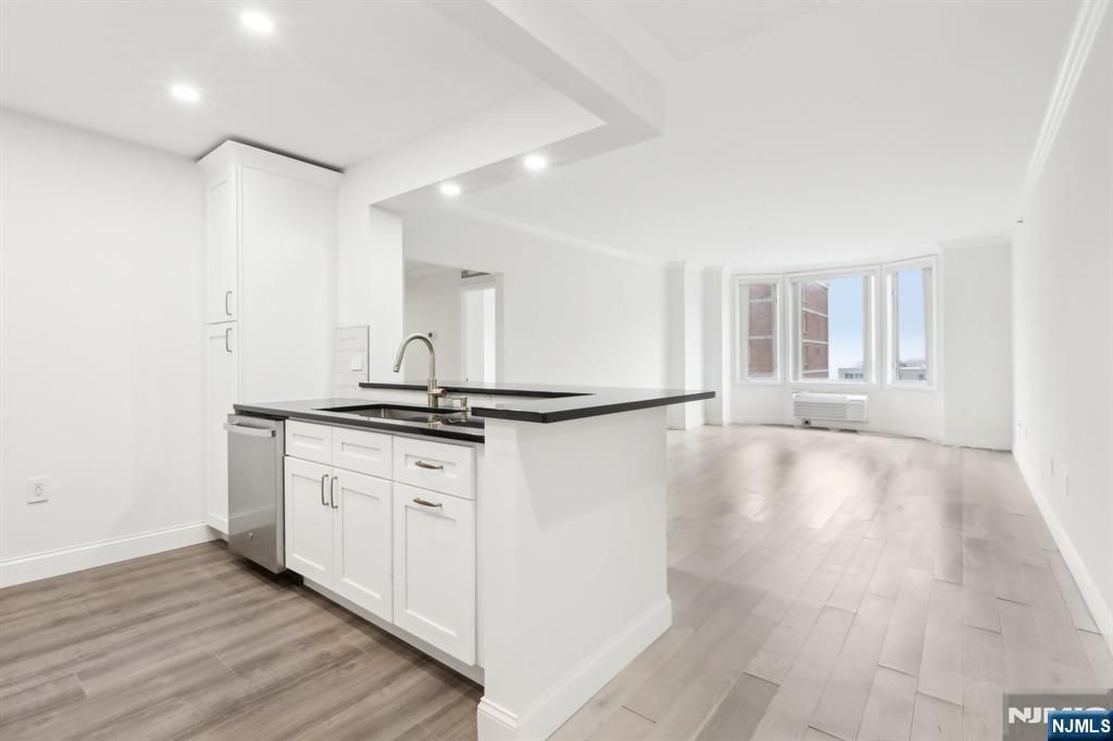 3309 City Place, Edgewater, NJ 07020