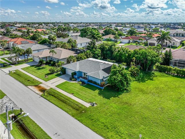 211 W Flamingo CIR, Marco Island, FL 34145