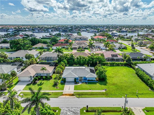 211 W Flamingo CIR, Marco Island, FL 34145