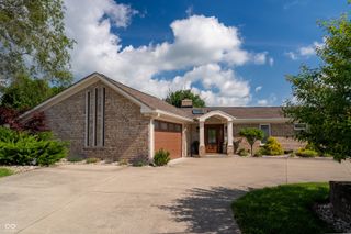 9454 Raintree Drive S, Columbus, IN 47201