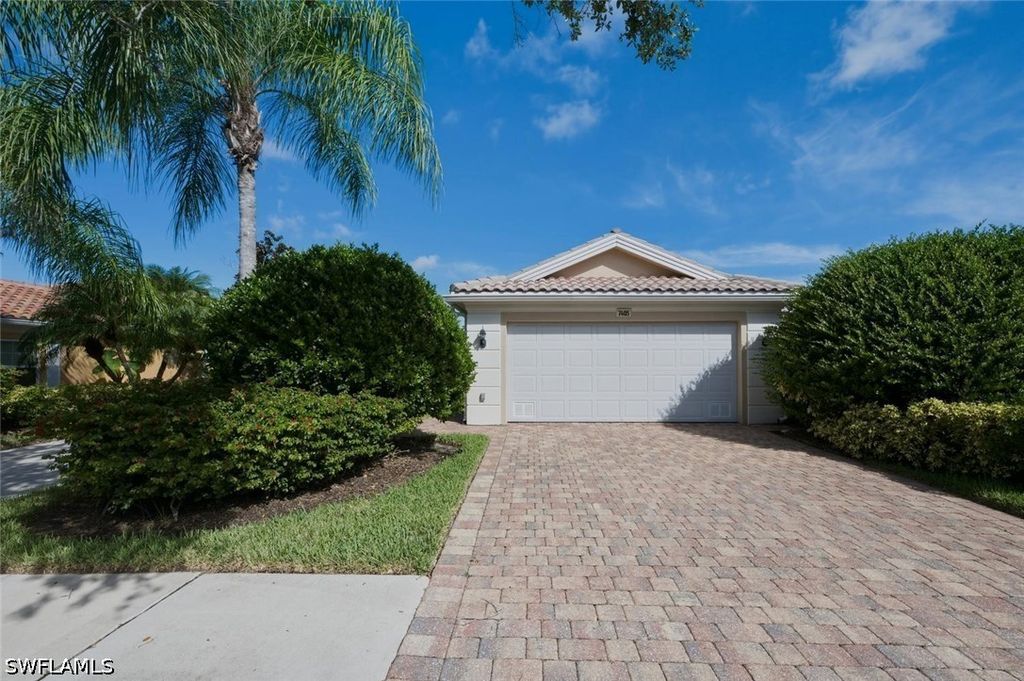 7405 Emilia LN, Naples, FL 34114