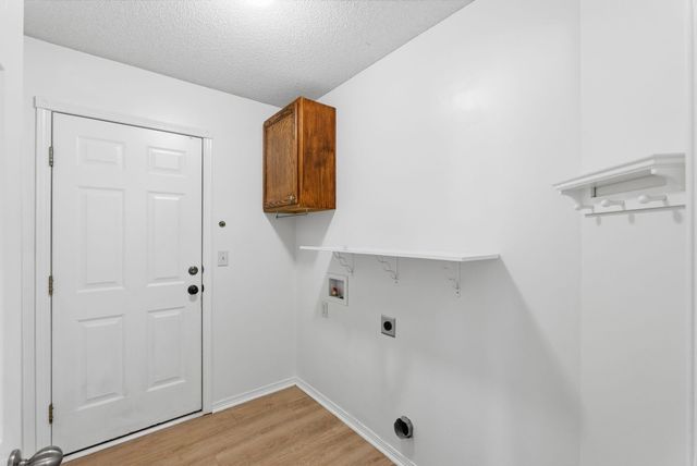 860 S Sunset Cir, Andover, KS 67002