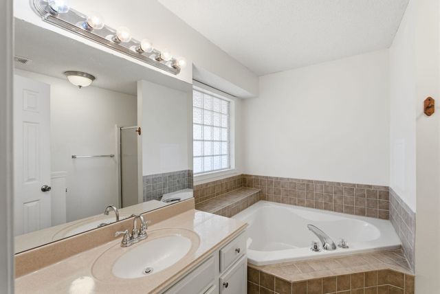 860 S Sunset Cir, Andover, KS 67002