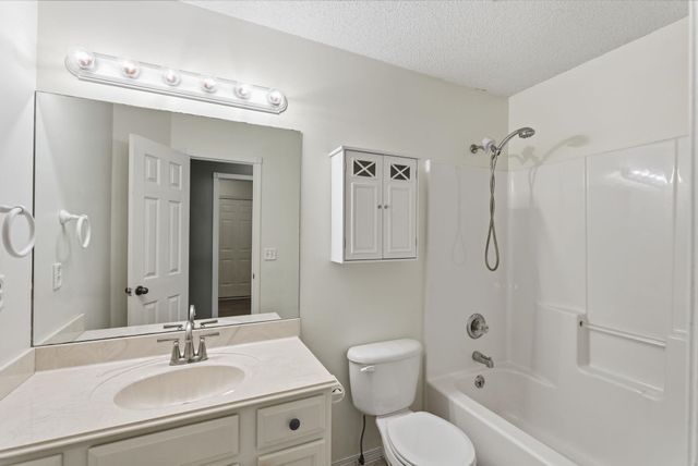 860 S Sunset Cir, Andover, KS 67002