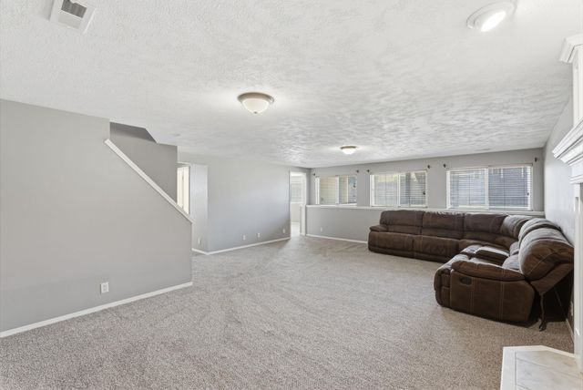 860 S Sunset Cir, Andover, KS 67002