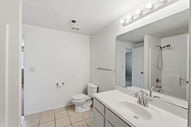 860 S Sunset Cir, Andover, KS 67002