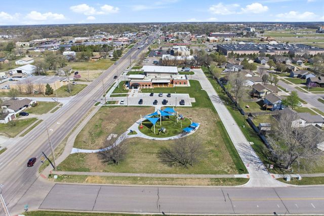 860 S Sunset Cir, Andover, KS 67002