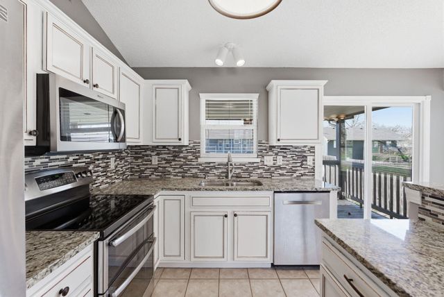 860 S Sunset Cir, Andover, KS 67002