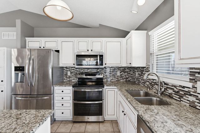 860 S Sunset Cir, Andover, KS 67002