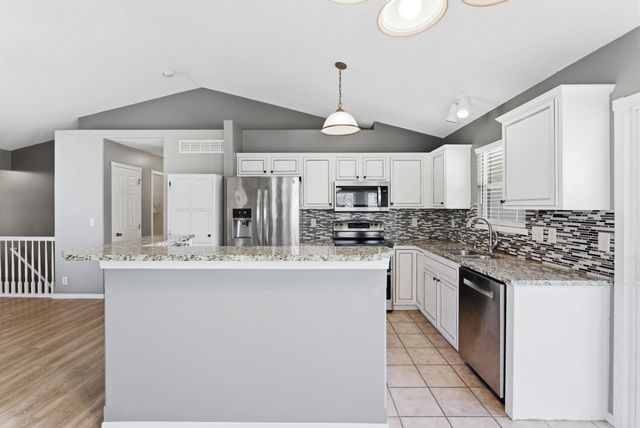 860 S Sunset Cir, Andover, KS 67002