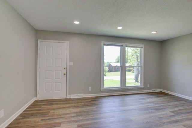 521 Cheatham Dr, Clarksville, TN 37042