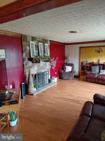 1 PEPSI LN, Petersburg, WV 26847