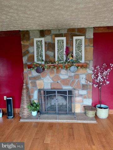 1 PEPSI LN, Petersburg, WV 26847