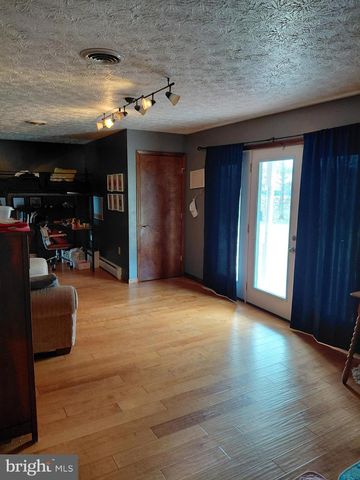 1 PEPSI LN, Petersburg, WV 26847