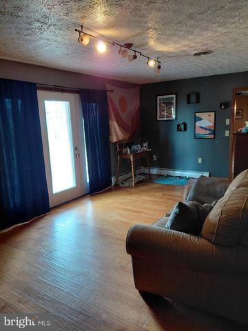 1 PEPSI LN, Petersburg, WV 26847