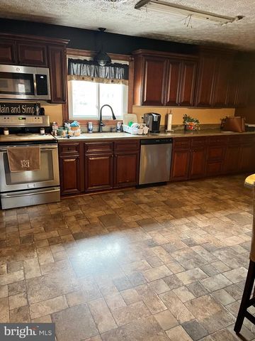 1 PEPSI LN, Petersburg, WV 26847