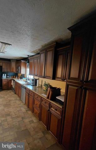 1 PEPSI LN, Petersburg, WV 26847