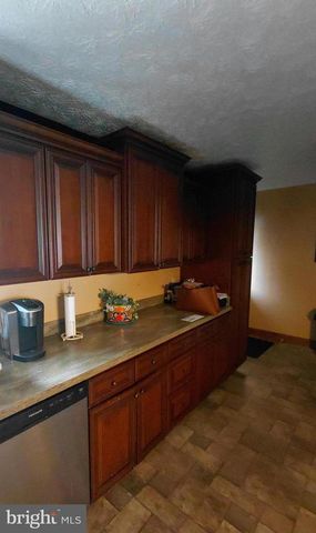 1 PEPSI LN, Petersburg, WV 26847