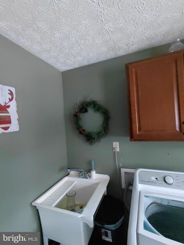 1 PEPSI LN, Petersburg, WV 26847