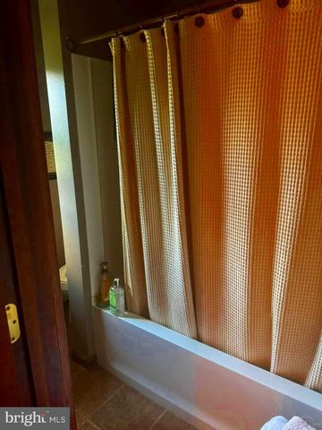 1 PEPSI LN, Petersburg, WV 26847