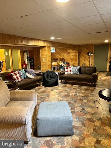 1 PEPSI LN, Petersburg, WV 26847