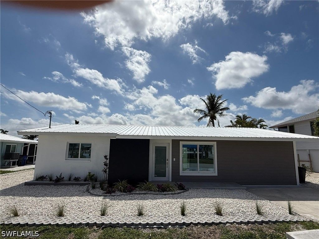 2823 Janet ST, Matlacha, FL 33993