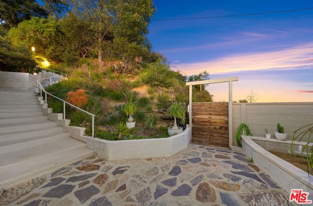 8494 Cole Crest Drive, Los Angeles, CA 90046
