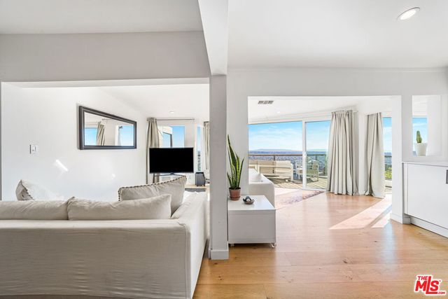 8494 Cole Crest Drive, Los Angeles, CA 90046