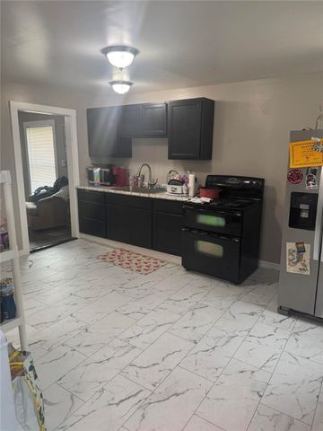 161 5th Ave, Sharon, PA 16146