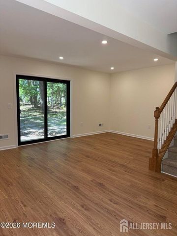 5 Canary Circle, Howell, NJ 07731