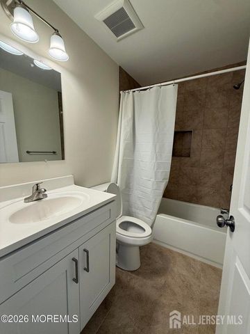 5 Canary Circle, Howell, NJ 07731
