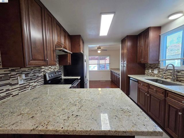 42170 Camino Santa Barbara, Fremont, CA 94539