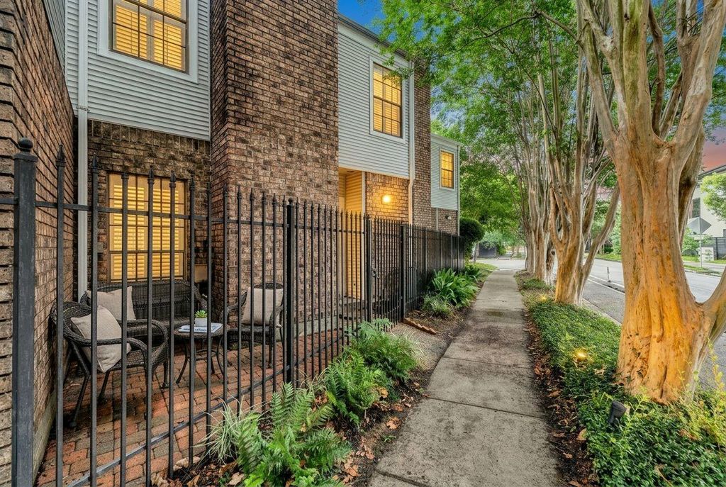 2113 Waugh Drive, Houston, TX 77006