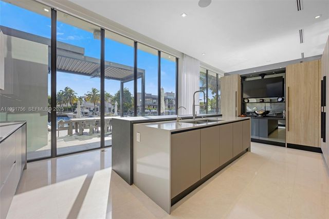 3260 NE 165th St, North Miami Beach, FL 33160