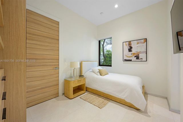 3260 NE 165th St, North Miami Beach, FL 33160