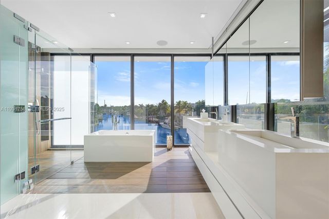 3260 NE 165th St, North Miami Beach, FL 33160