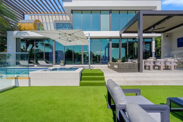 3260 NE 165th St, North Miami Beach, FL 33160