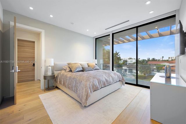 3260 NE 165th St, North Miami Beach, FL 33160