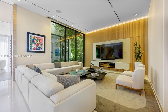 3260 NE 165th St, North Miami Beach, FL 33160