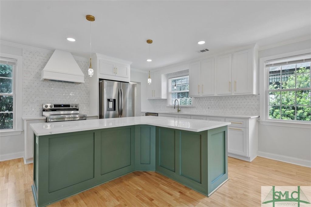 Image 10 of property listing at 5 Linden Drive, Savannah, GA 31405