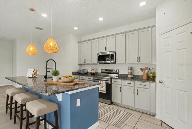 2735 ROWAN STREET, Tavares, FL 32778
