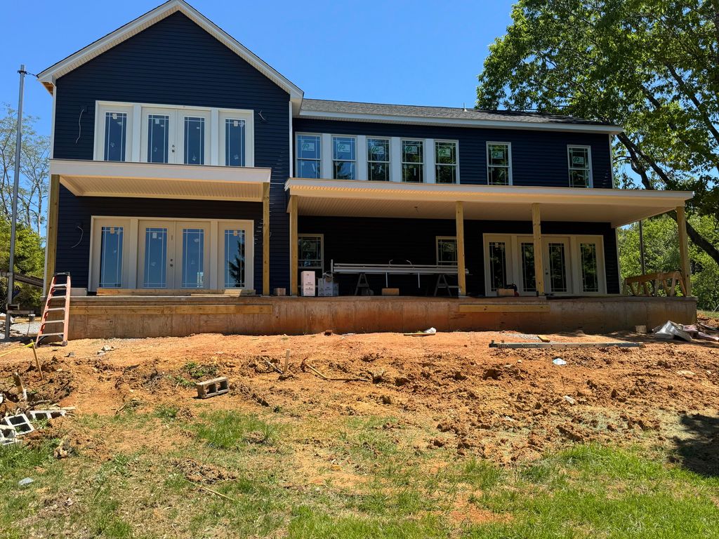 500 Surfside DR, Moneta, VA 24121