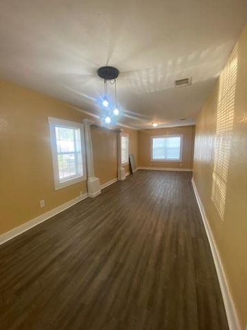 214 S Hackberry Ave, Luling, TX 78648