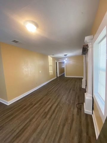 214 S Hackberry Ave, Luling, TX 78648