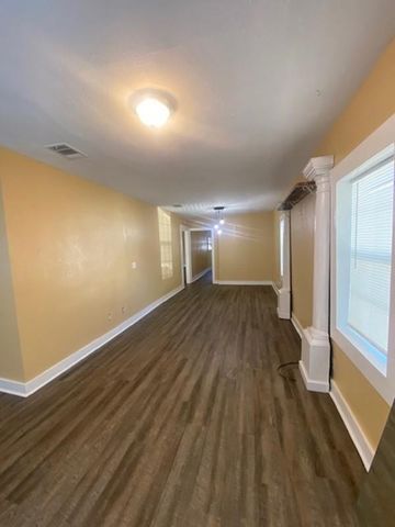 214 S Hackberry Ave, Luling, TX 78648