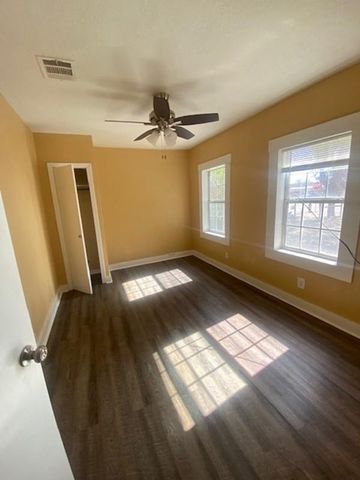 214 S Hackberry Ave, Luling, TX 78648