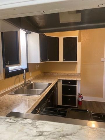 214 S Hackberry Ave, Luling, TX 78648